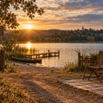 Camping dans le Gers avec lac : plage et pêche au golden hour
