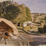 Camping fleurance au vert : tente et table en terrasse, près de Fleurance