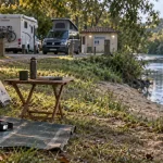 Camping les berges du gers : tente sur parcelle au bord de la rivière