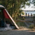 Camping Marciac, tente près du lac et chemin vers l’eau