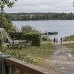 Camping Thoux près du lac de Thoux-Saint-Cricq, tente et barque