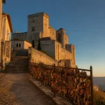 Chateau de lavardens au lever de soleil, village perché