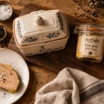 Foie gras igp gers mi-cuit sur assiette, bocal étiqueté IGP Gers