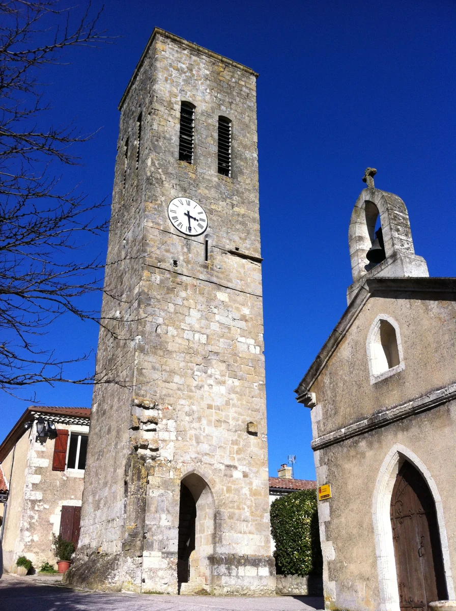 La tour carrée de l’ancien château de Castelnau-Barbarens, devenue clocher, sous un ciel bleu