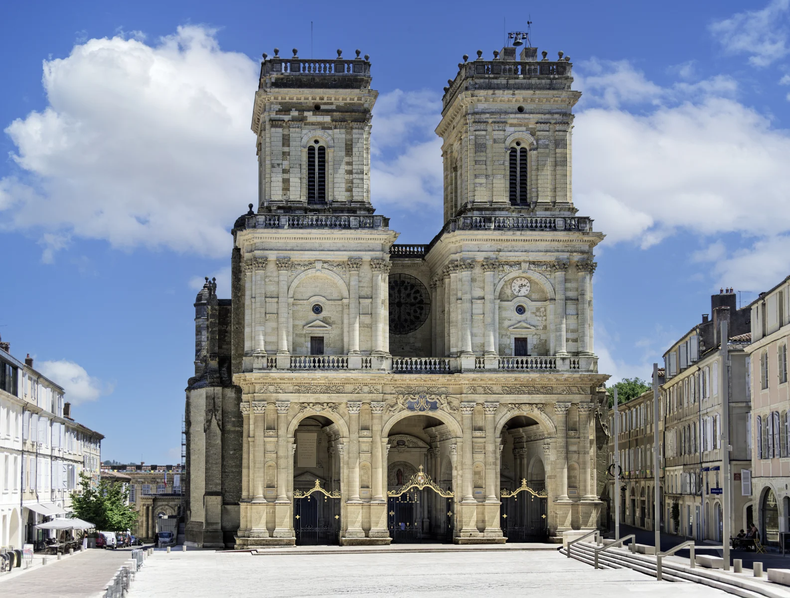 La façade ouest de la cathédrale Sainte-Marie d’Auch, avec ses deux tours et son porche corinthien
