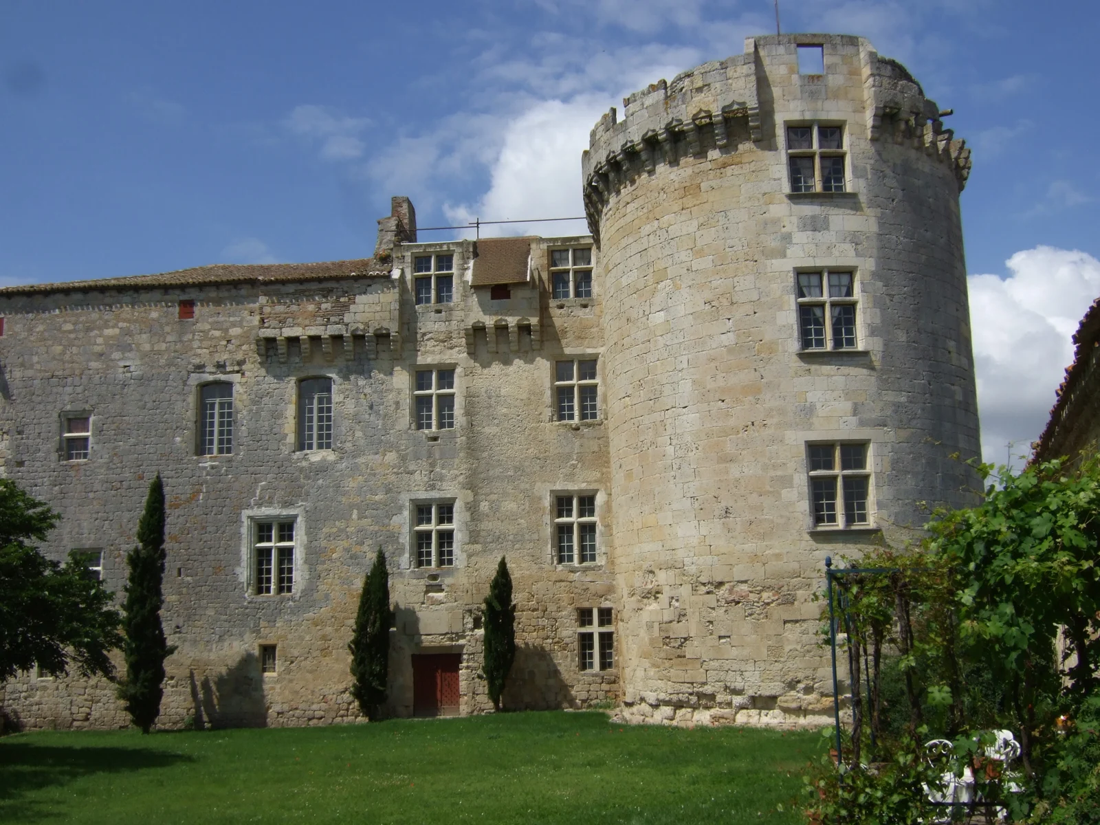 Le château de Flamarens, avec son logis carré et sa tour ronde