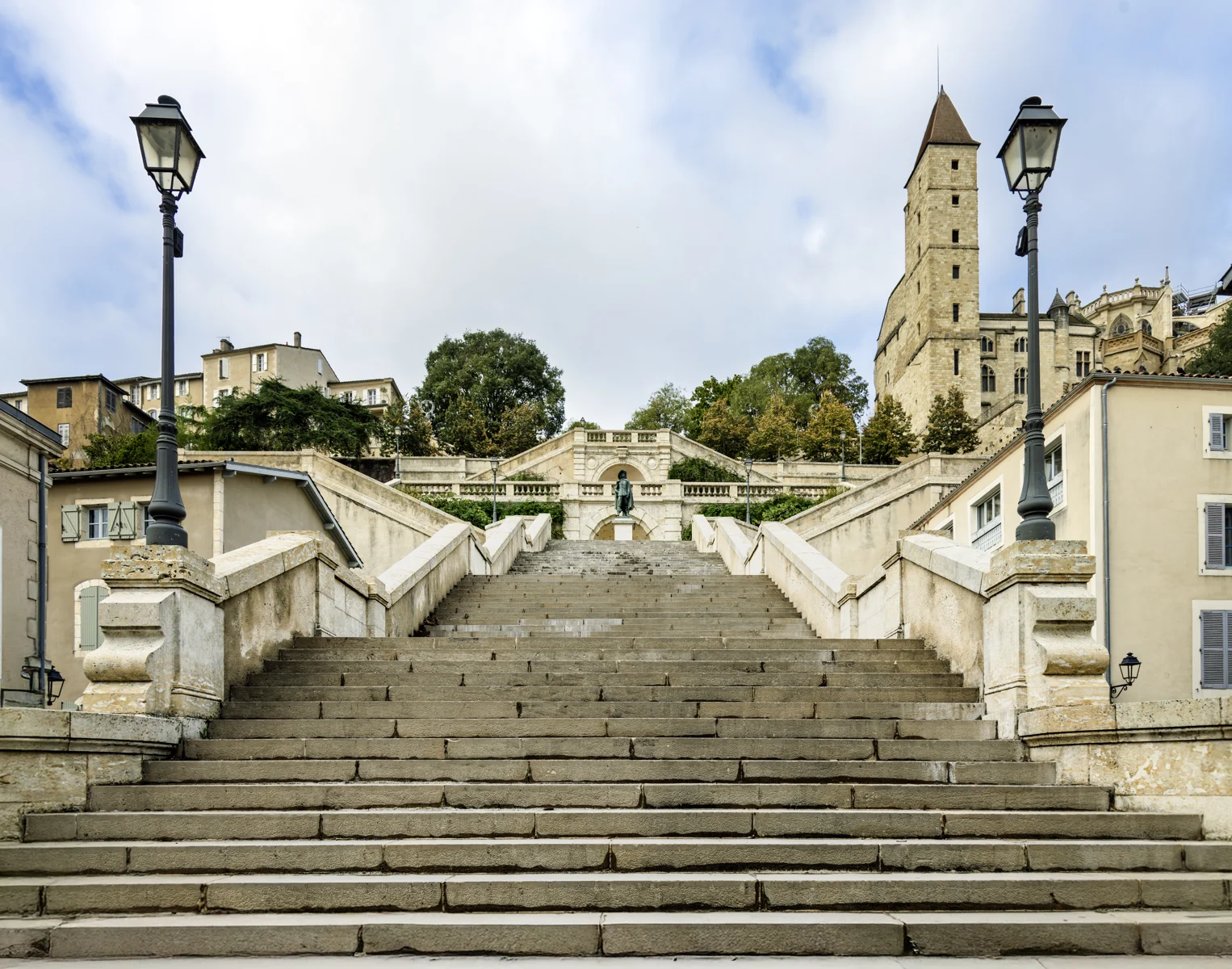 L’escalier monumental d’Auch vu du boulevard Sadi-Carnot, avec ses volées et ses terrasses en pierre