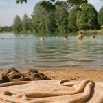 lac des 3 vallées baignade : accès plage, serviette et enfants au bord du lac