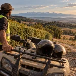 Randonnée quad Gers : guide en gilet fluo avec quad sur chemin de campagne