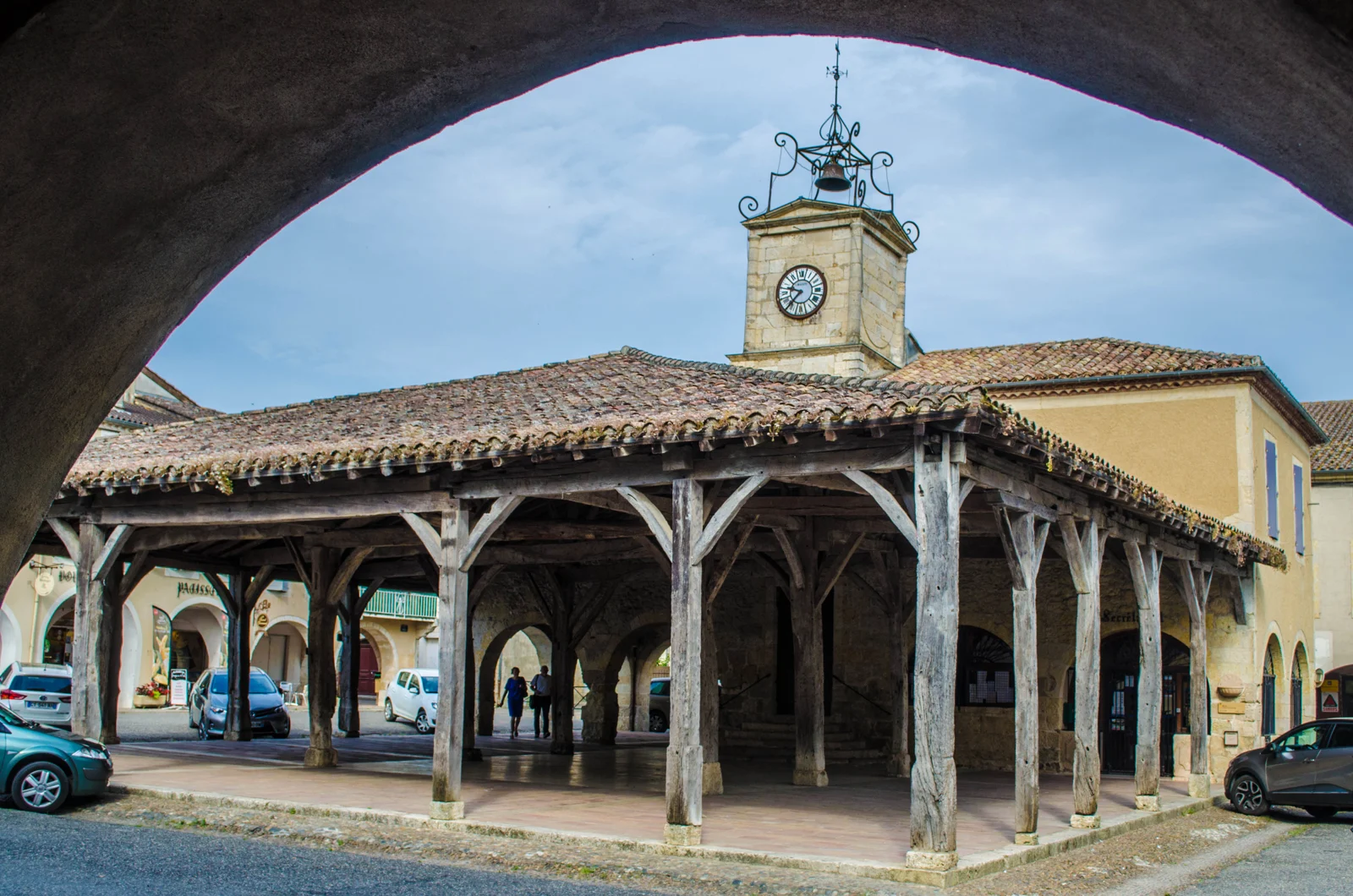 La halle de Saint-Clar vue depuis une arcade de la place de la Garlande, avec son campanile à horloge