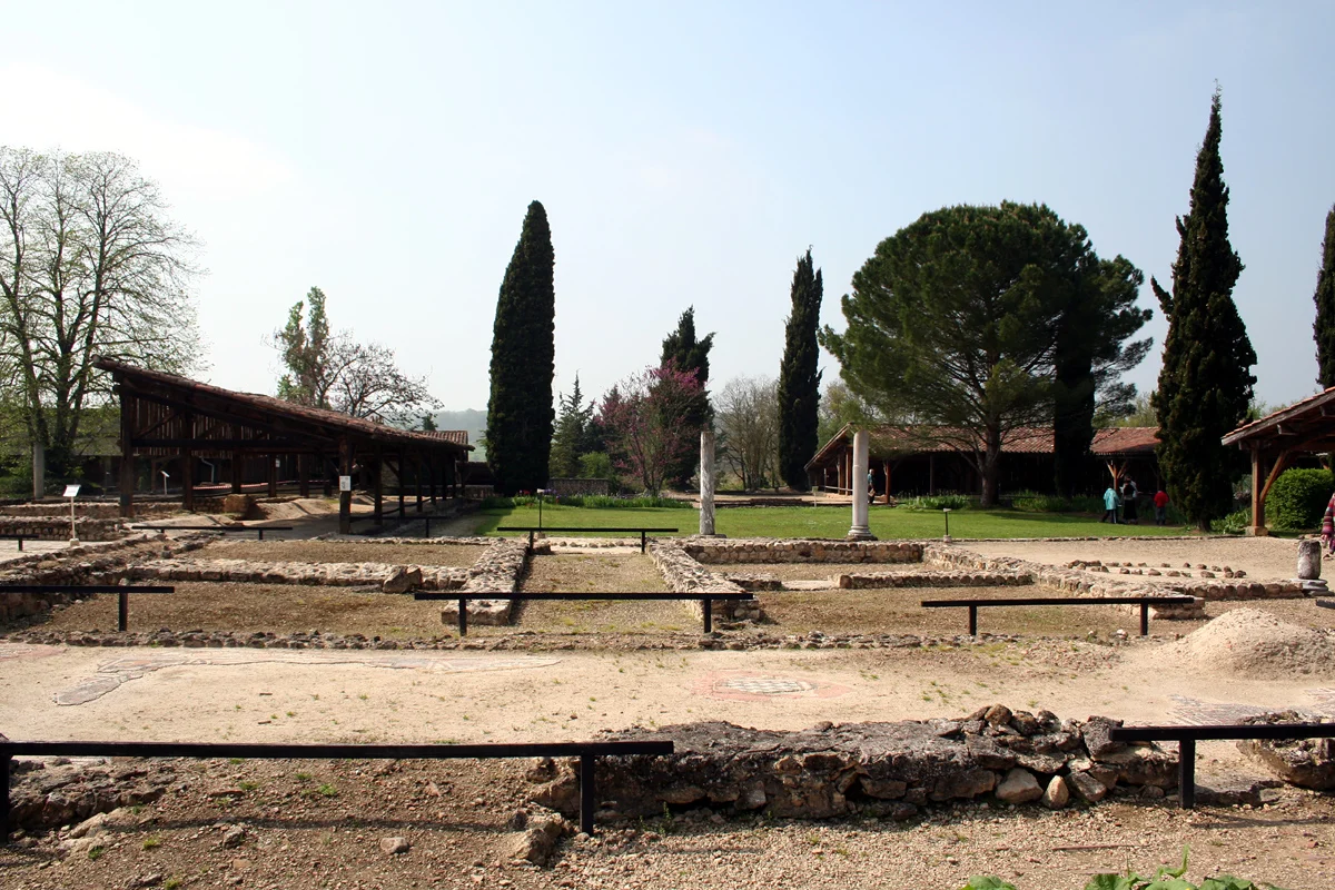 Murets et sols de mosaïque de la villa gallo-romaine de Séviac, sous leur abri